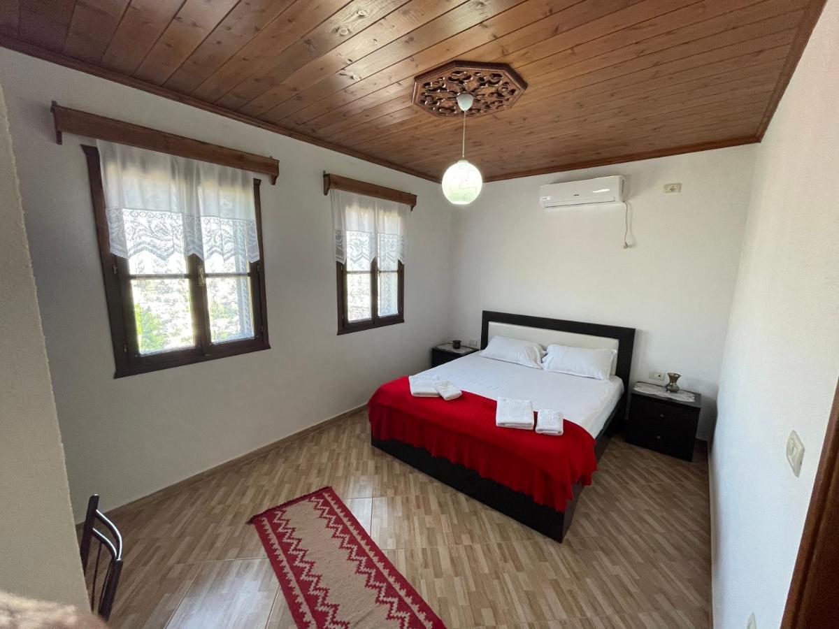 Denis Guesthouse 1930 ジロカストラ エクステリア 写真