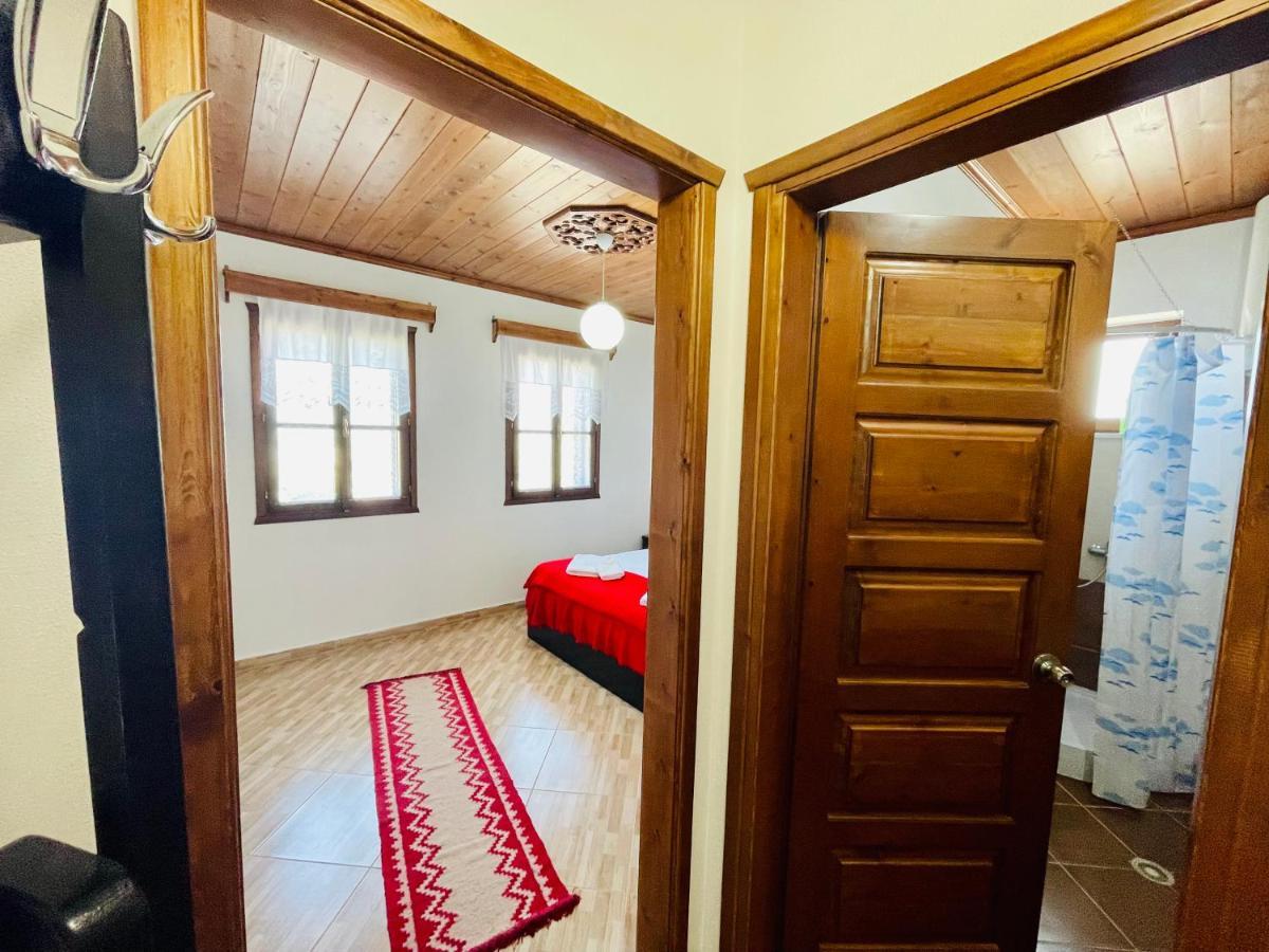 Denis Guesthouse 1930 ジロカストラ エクステリア 写真