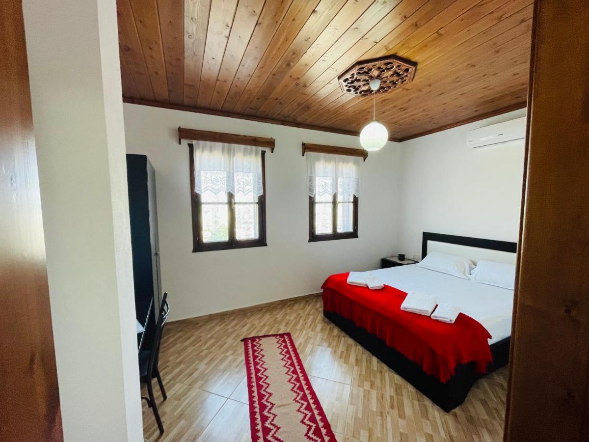 Denis Guesthouse 1930 ジロカストラ エクステリア 写真
