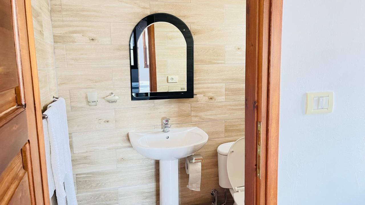 Denis Guesthouse 1930 ジロカストラ エクステリア 写真