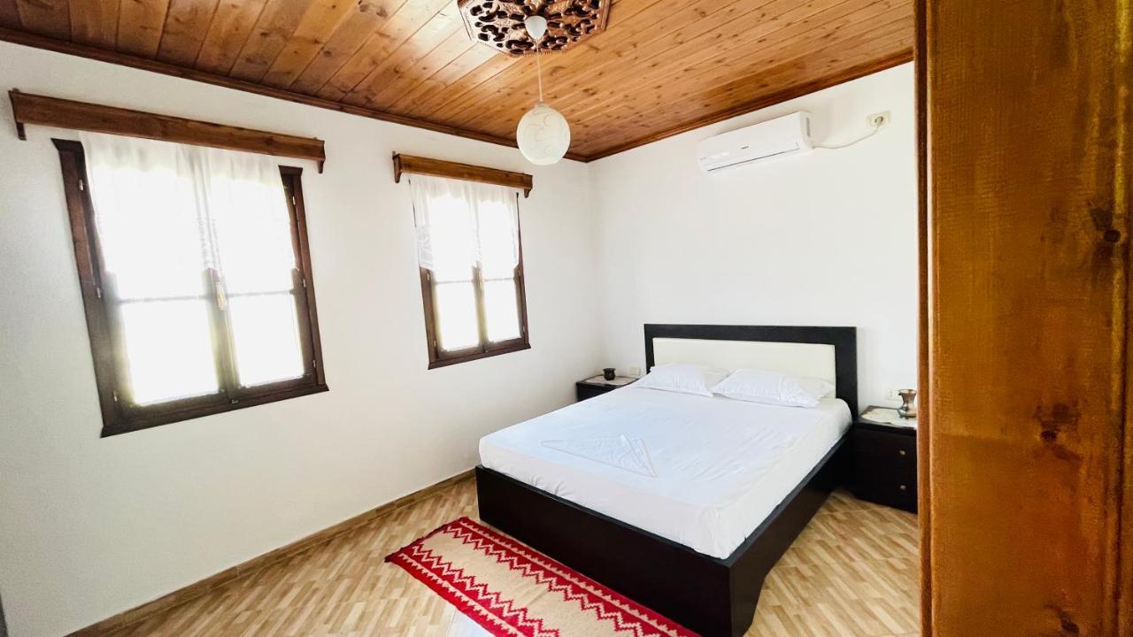 Denis Guesthouse 1930 ジロカストラ エクステリア 写真