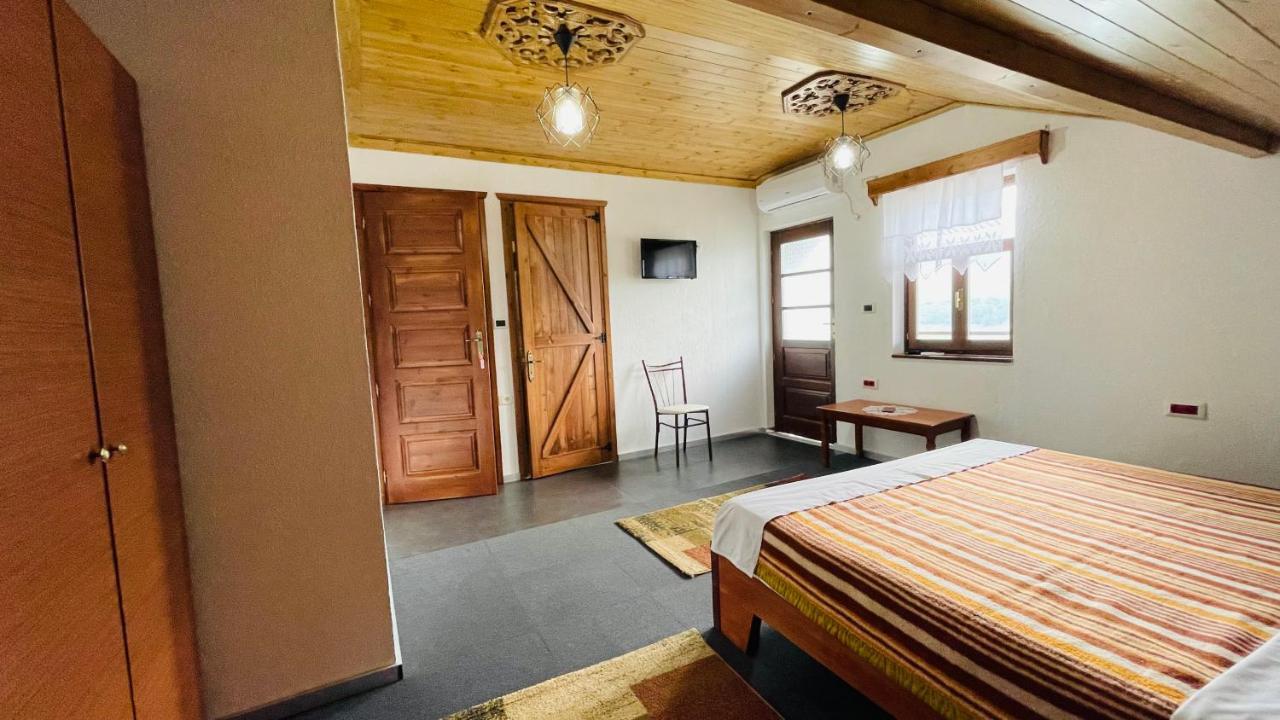 Denis Guesthouse 1930 ジロカストラ エクステリア 写真