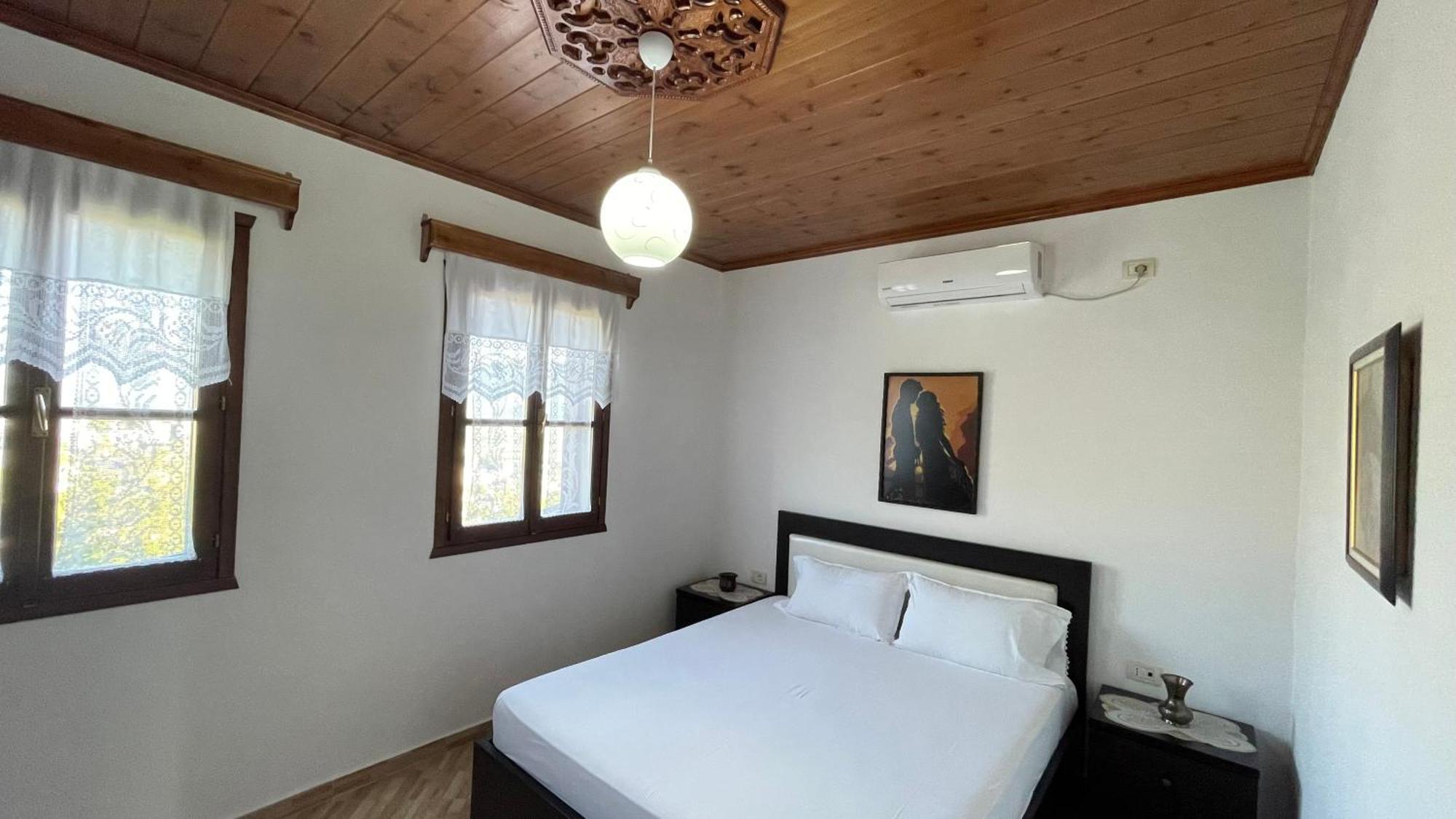 Denis Guesthouse 1930 ジロカストラ エクステリア 写真