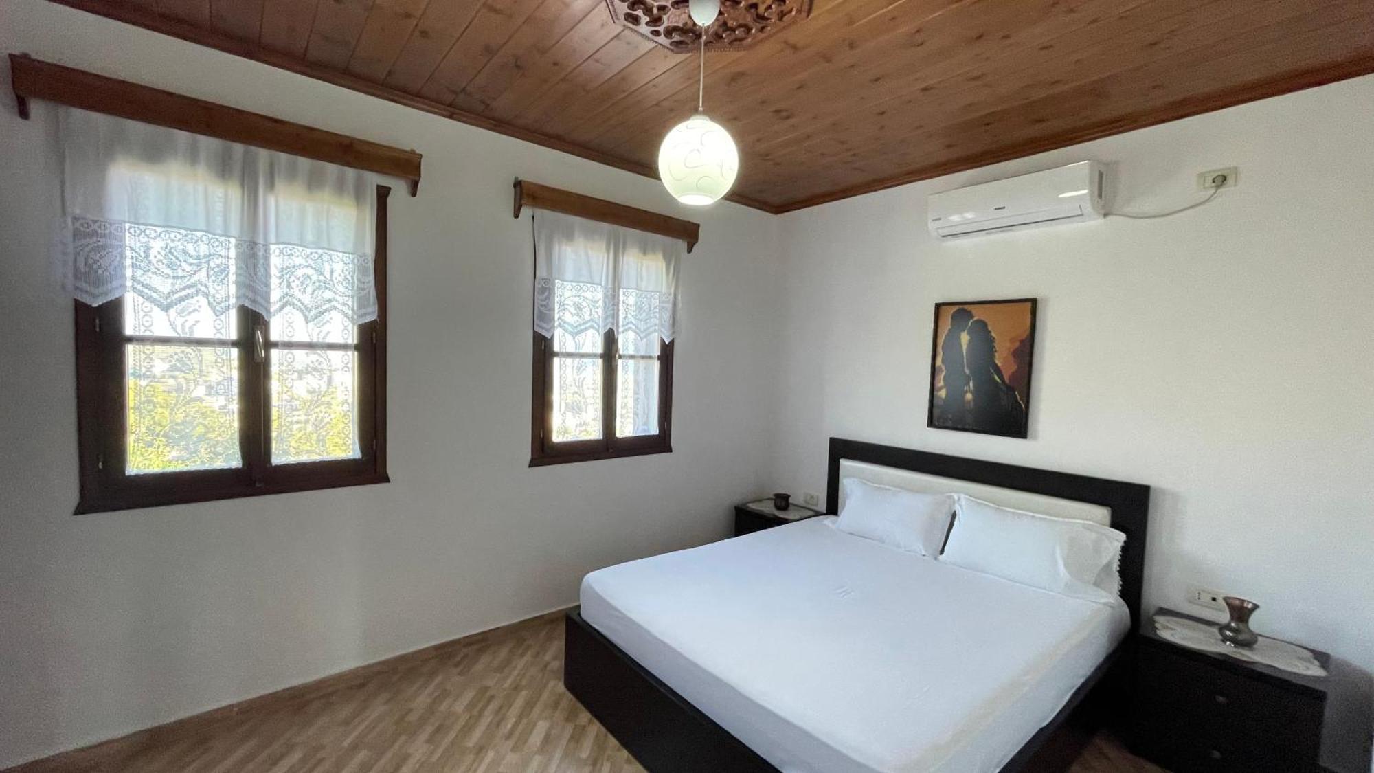 Denis Guesthouse 1930 ジロカストラ エクステリア 写真