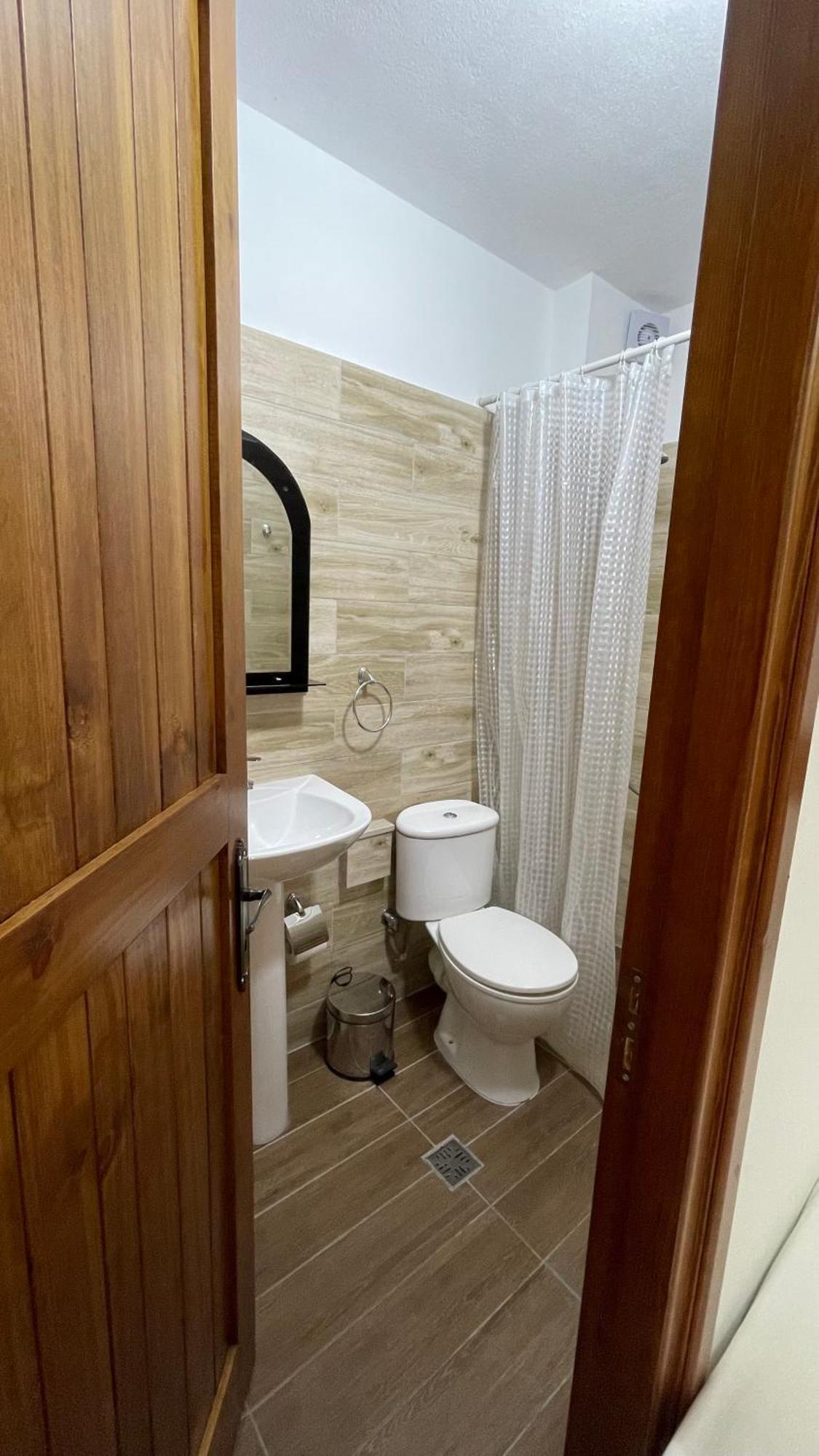 Denis Guesthouse 1930 ジロカストラ エクステリア 写真