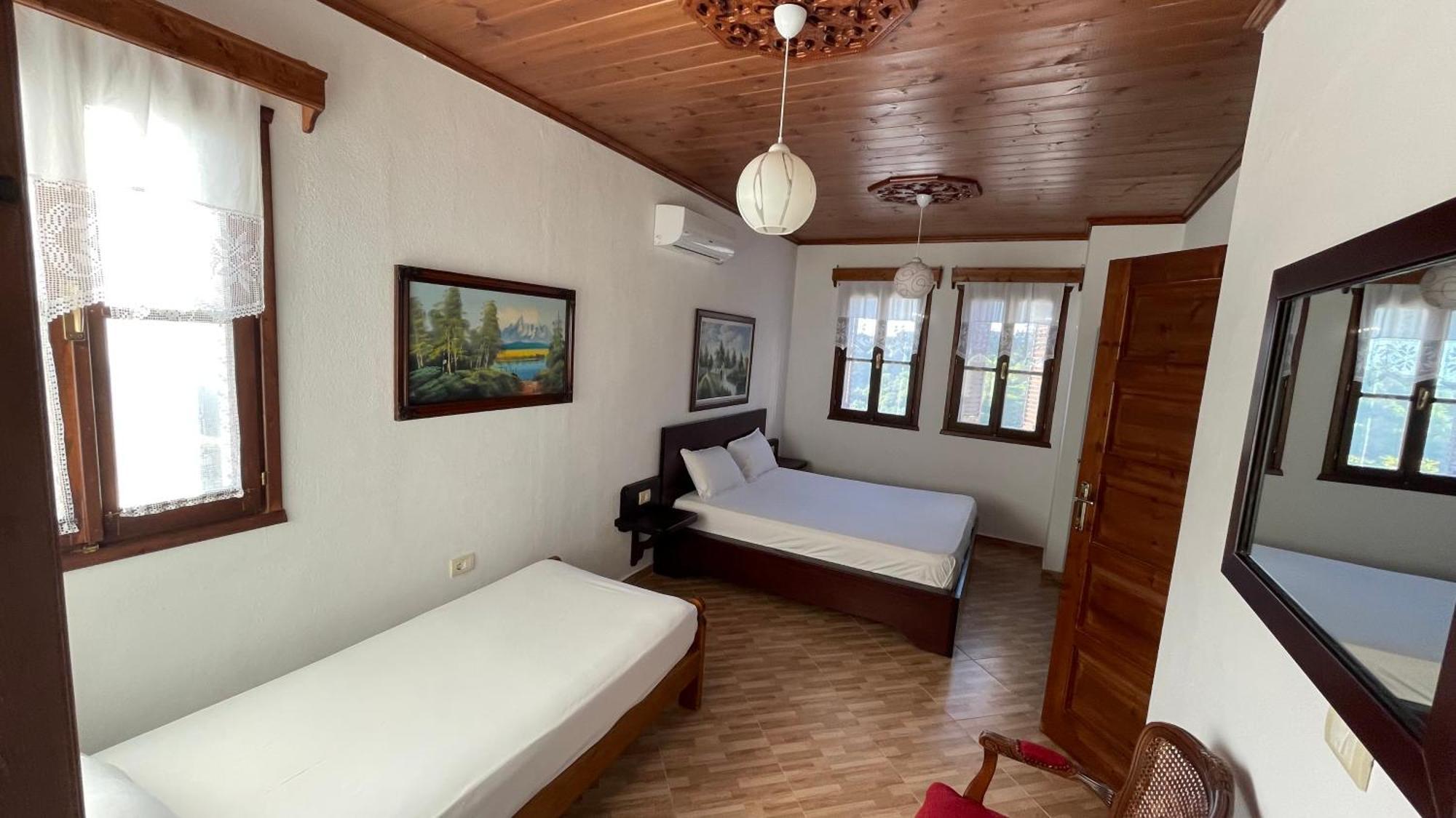 Denis Guesthouse 1930 ジロカストラ エクステリア 写真