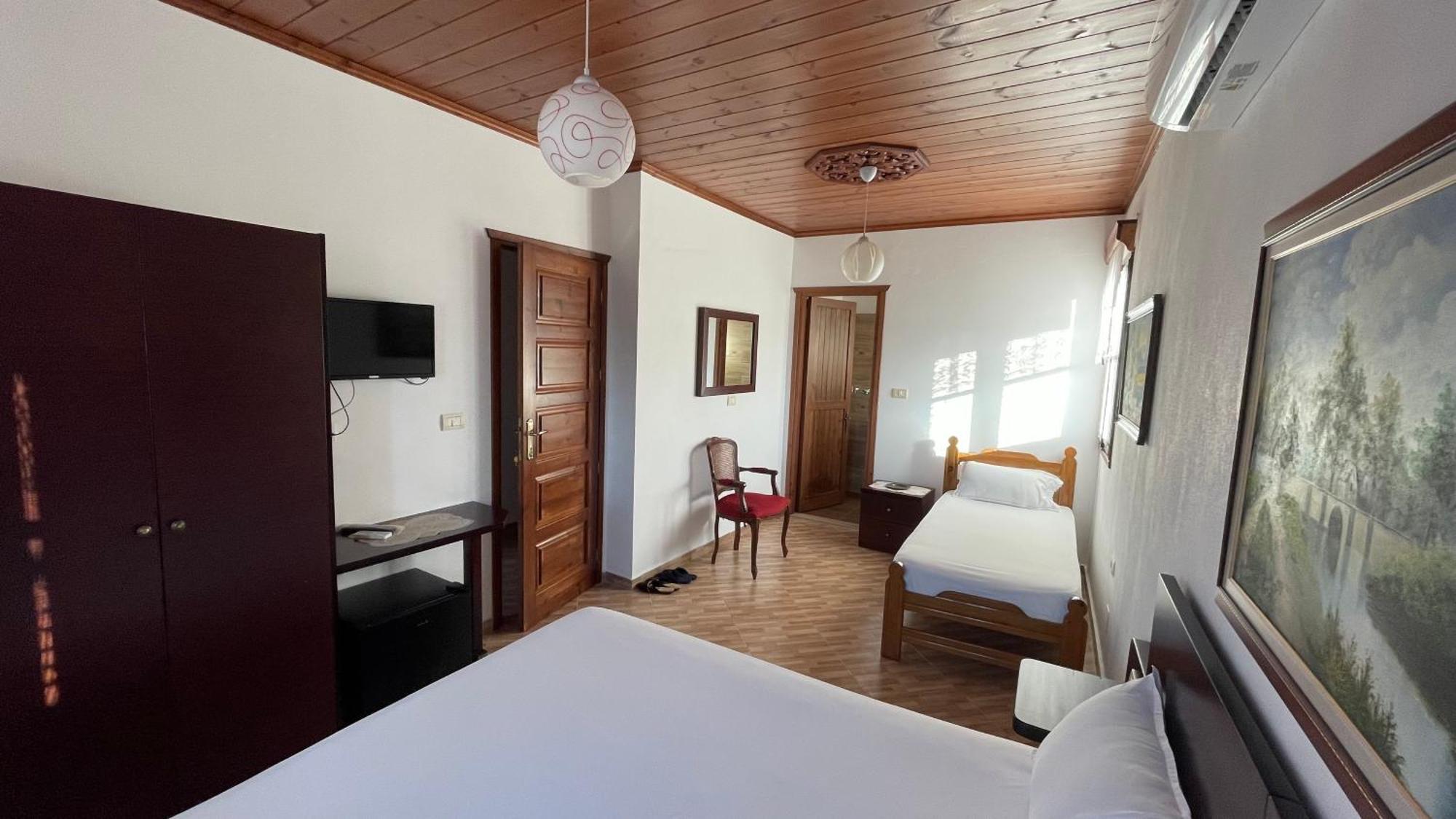 Denis Guesthouse 1930 ジロカストラ エクステリア 写真
