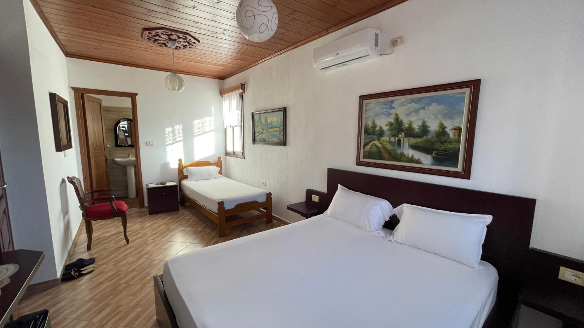 Denis Guesthouse 1930 ジロカストラ エクステリア 写真